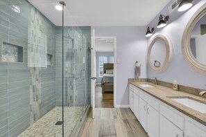Articles de toilette gratuits, sèche-cheveux, serviettes fournies