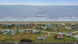 Une zone résidentielle côtière, avec des maisons et une plage.