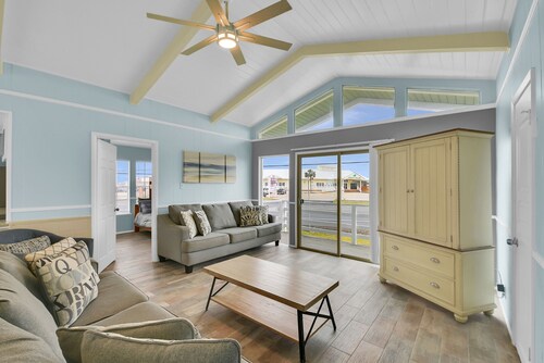Coastline Views! Jamaica Beach Home w/ Foosball