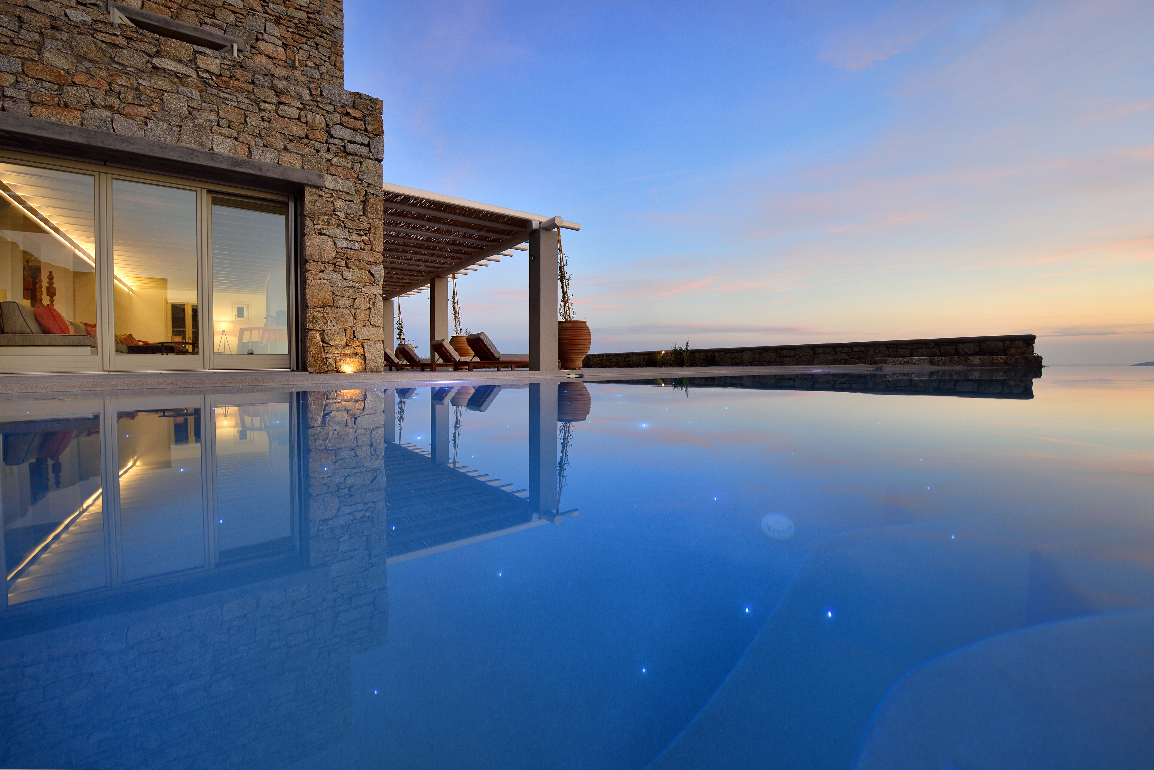 Piscine extérieure, piscine à débordement