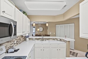 Full-sized fridge, microwave, oven, stovetop