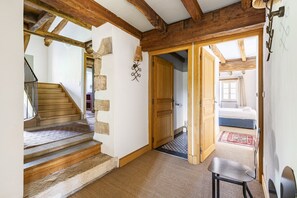5 habitaciones, tabla de planchar con plancha, cuna de viaje y internet
