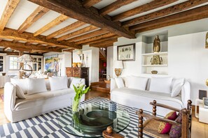 Een televisie, een open haard en een stereo