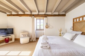 5 habitaciones, tabla de planchar con plancha, cuna de viaje y internet 