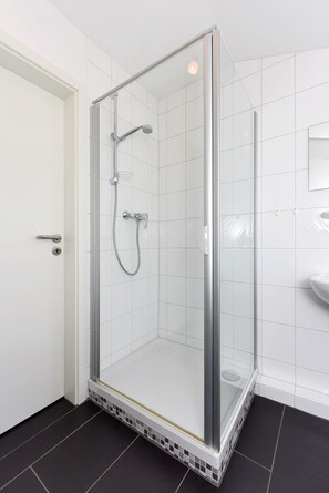 Dusche, Haartrockner, Seife, Toilettenpapier
