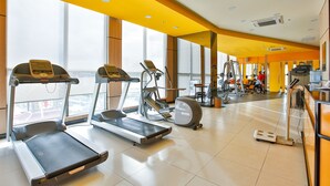 Ett gym med löpband, crosstrainers och styrketräningsutrustning.