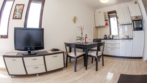 Leilighet – deluxe | Oppholdsrom | En 30-tommers LED-TV med kabel-kanaler samt TV