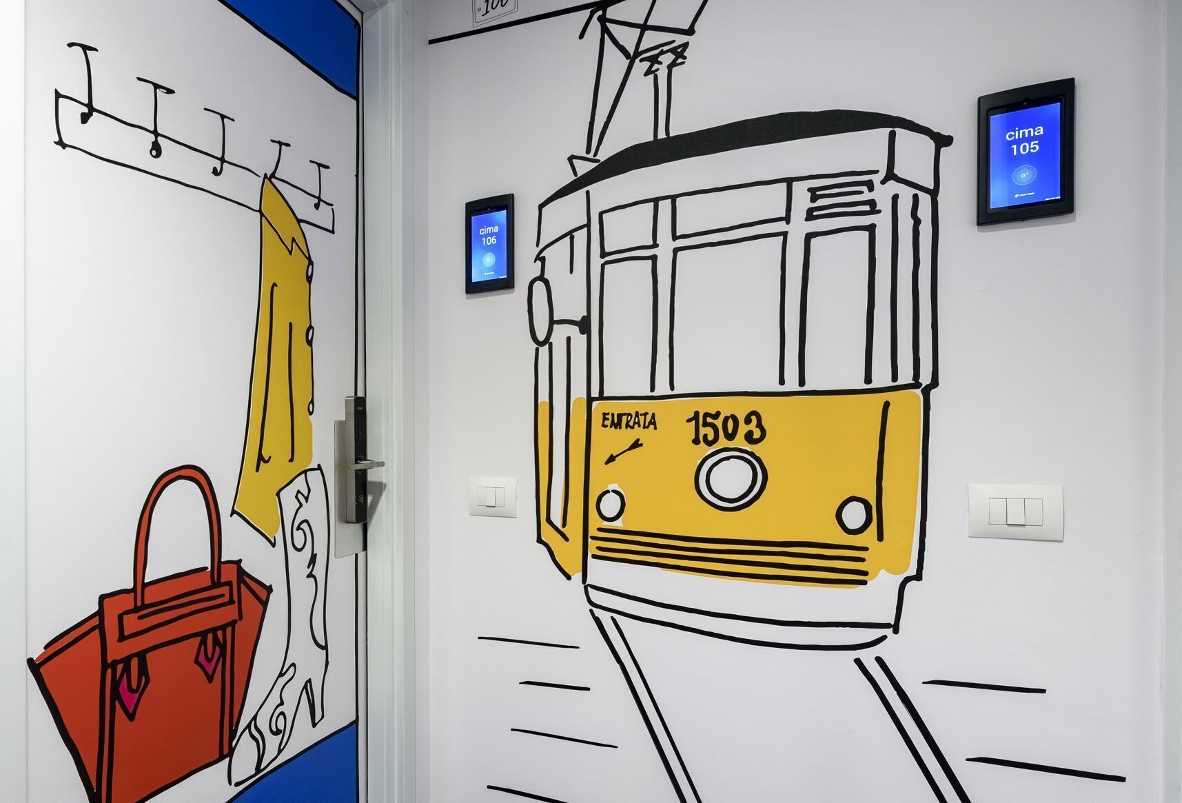 Een muur met een gestileerde tramillustratie en een digitaal scherm waarop 'cima 105' staat.