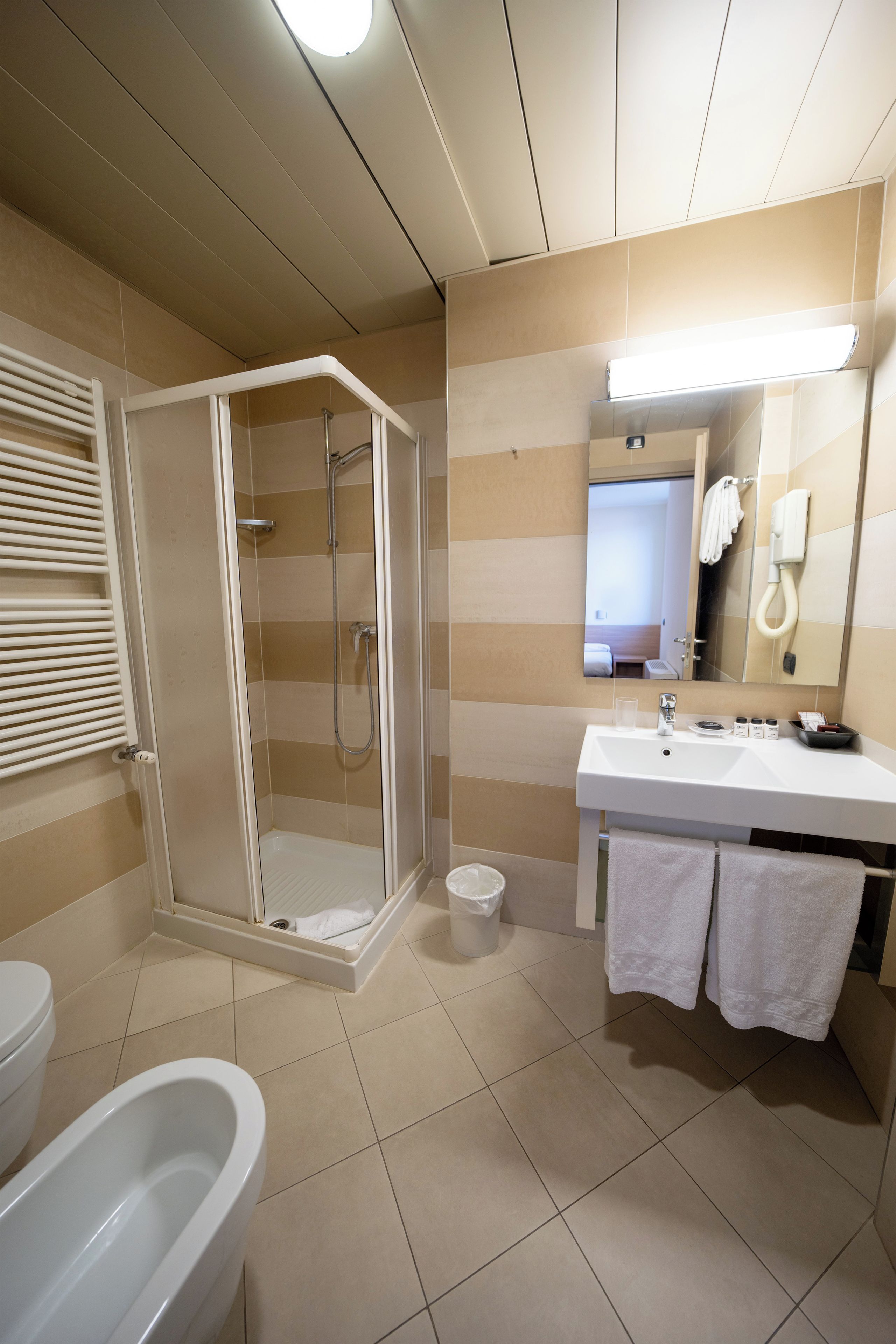 Un baño con ducha, inodoro y bañera.