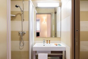 Studio | Bathroom | Rainfall showerhead, free toiletries, hair dryer, bidet - Residence Osoppo (Milan)