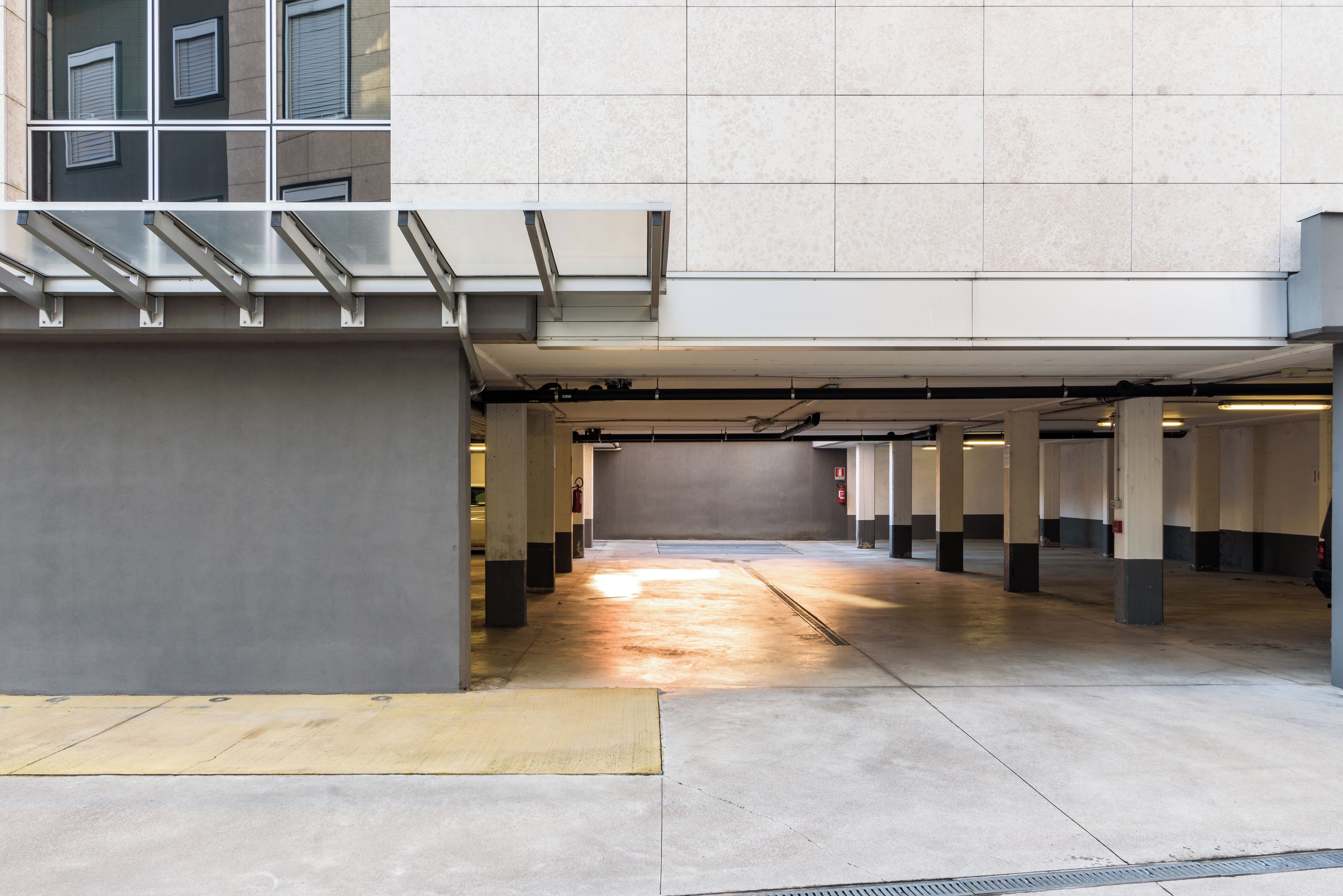 Eine Tiefgarage mit Betonpfeilern, ebenem Boden und einem Oberlichtebene.