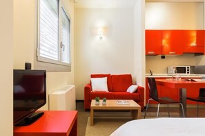Studio | Living area | LED TV - Residence Osoppo (Milan)