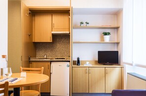 スタジオ | 専用キッチン | 冷蔵庫、電子レンジ、コンロ、調理器具と食器