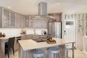 Fridge, microwave, stovetop, dishwasher