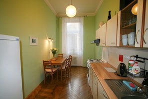 Appartement | Cuisine privée | Grand réfrigérateur, micro-ondes, four, plaque de cuisson