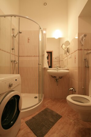 Lägenhet | Badrum | Dusch, hårtork, handdukar och tvål