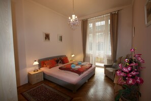 Lägenhet | 2 sovrum, värdeförvaringsskåp på rummet och skrivbord