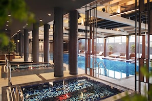 Piscina interna, espreguiçadeiras