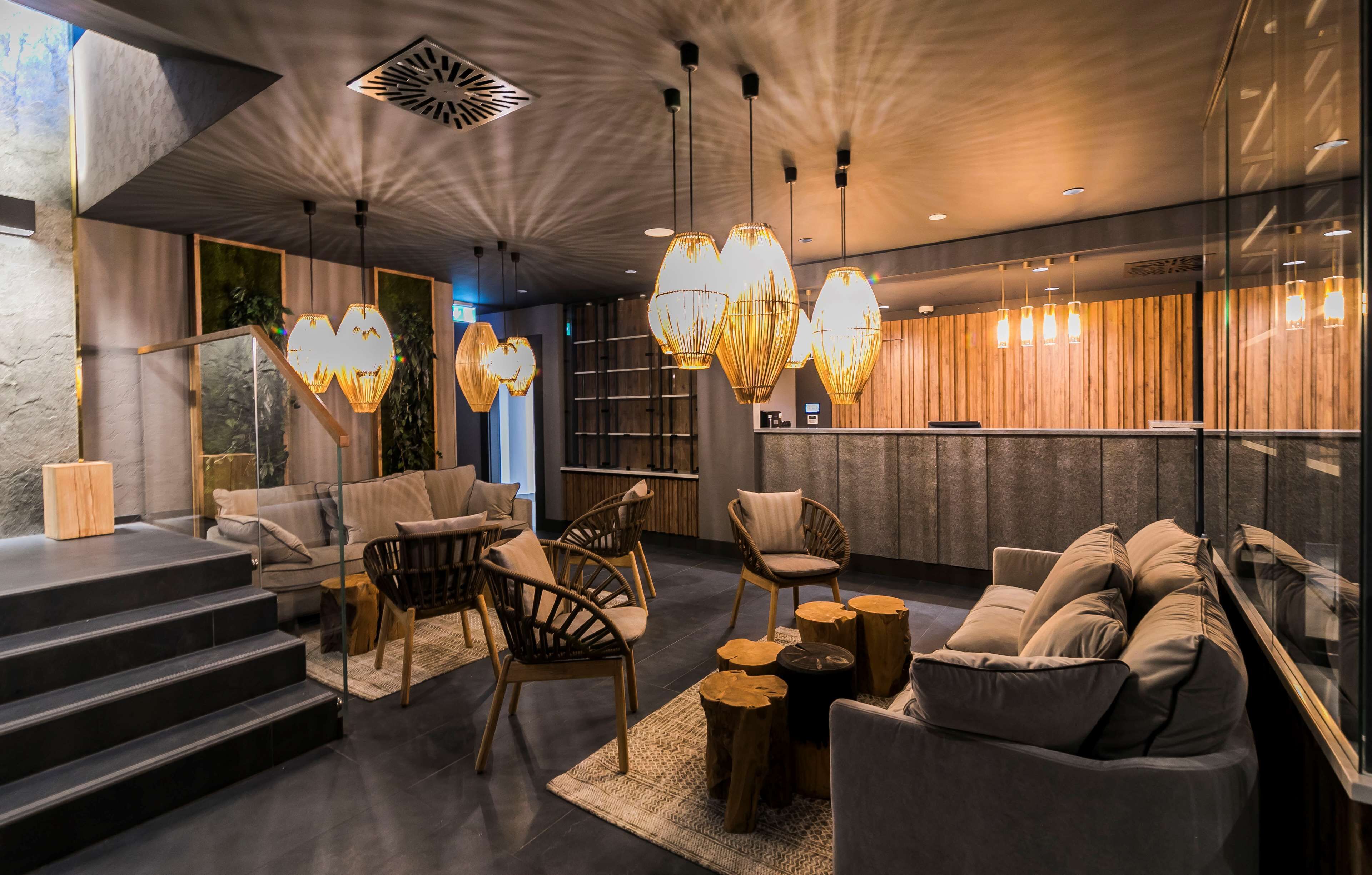 12 treatment rooms, massages