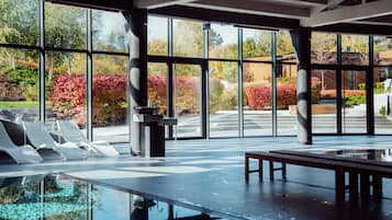 Indoor pool, sun loungers