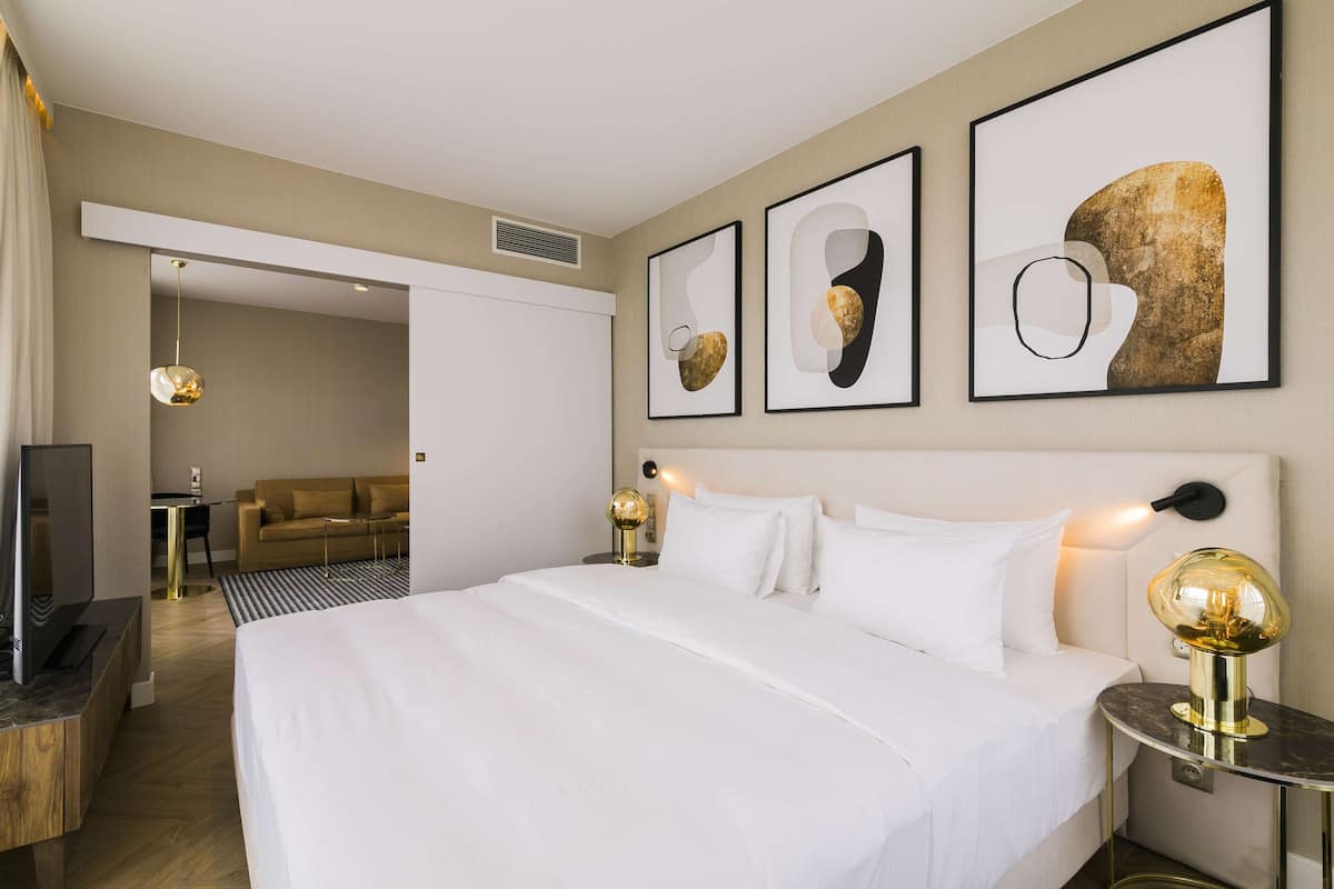 Suite, 1 Bedroom | Minibar, in-room safe, desk, blackout drapes