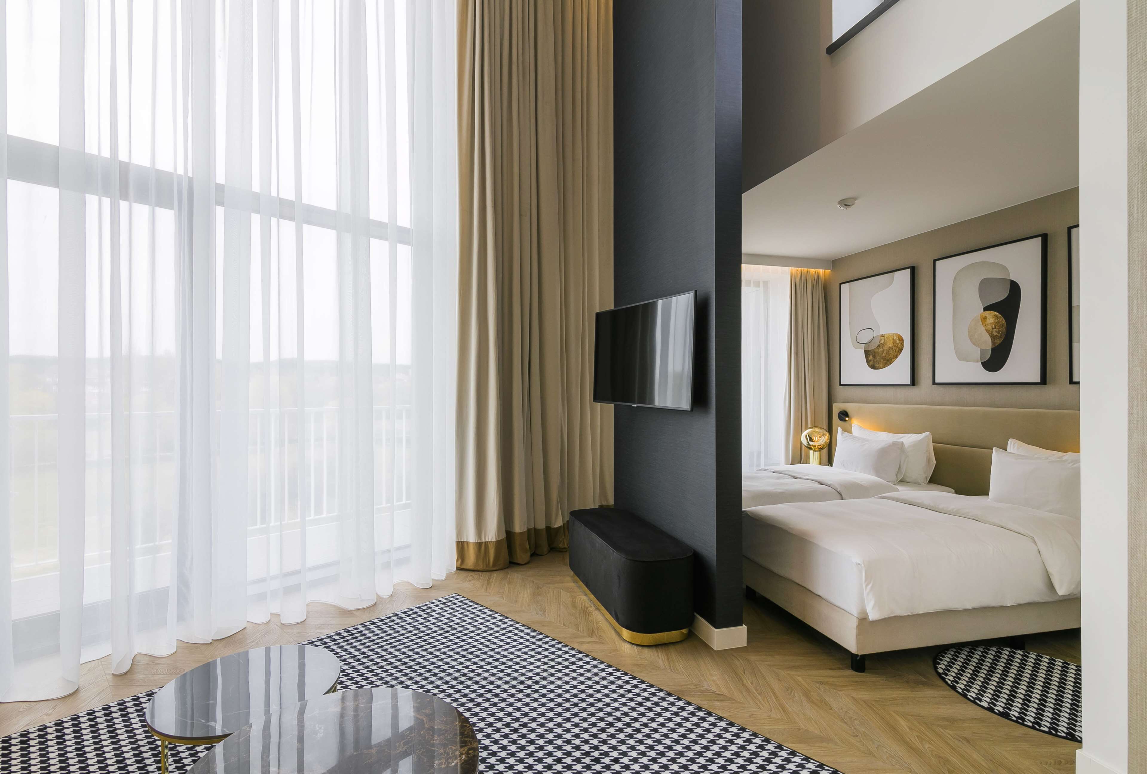 Minibar, caja de seguridad en la habitación y escritorio 