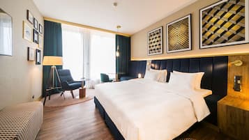 Minibar, Zimmersafe, Schreibtisch, VerdunkelungsvorhÀnge