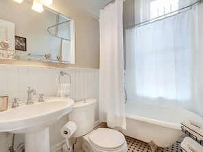 Duschwanne, Haartrockner, Handtücher