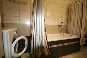 Appartement | Salle de bain | Baignoire, sèche-cheveux, chaussons, serviettes fournies