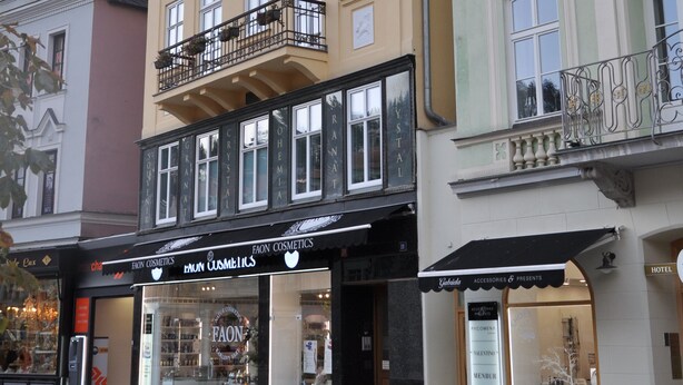 A building with a storefront labeled "FAON COSMETICS" and a hotel sign. - Apartment No. 40 Stará Louka 20 (Karlovy Vary)