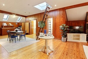 Dining - Heated Pool Access | 5*Clean | Flex Cancelation (Savannah)