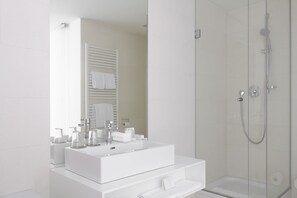 Superior appartement | Badkamer | Een aparte badkuip en douche, een regendouche, gratis toiletartikelen
