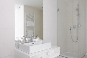 Superior-Apartment | Badezimmer | Badewanne und Dusche (separat), Regendusche, kostenlose Toilettenartikel