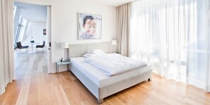 Executive appartement, 2 slaapkamers | 1 slaapkamer, luxe beddengoed, donzen dekbedden, een kluis op de kamer