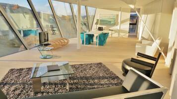 Executive-Apartment | Wohnbereich | 60-Zoll-Flachbildfernseher mit Kabelempfang, Fernseher