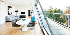 เอ็กเซกคิวทีฟอพาร์ทเมนท์, 2 ห้องนอน | บริเวณนั่งเล่น | ทีวีจอแบน 60 นิ้ว พร้อมช่องเคเบิล, ทีวี, แท่นต่อเครื่องเล่น MP3