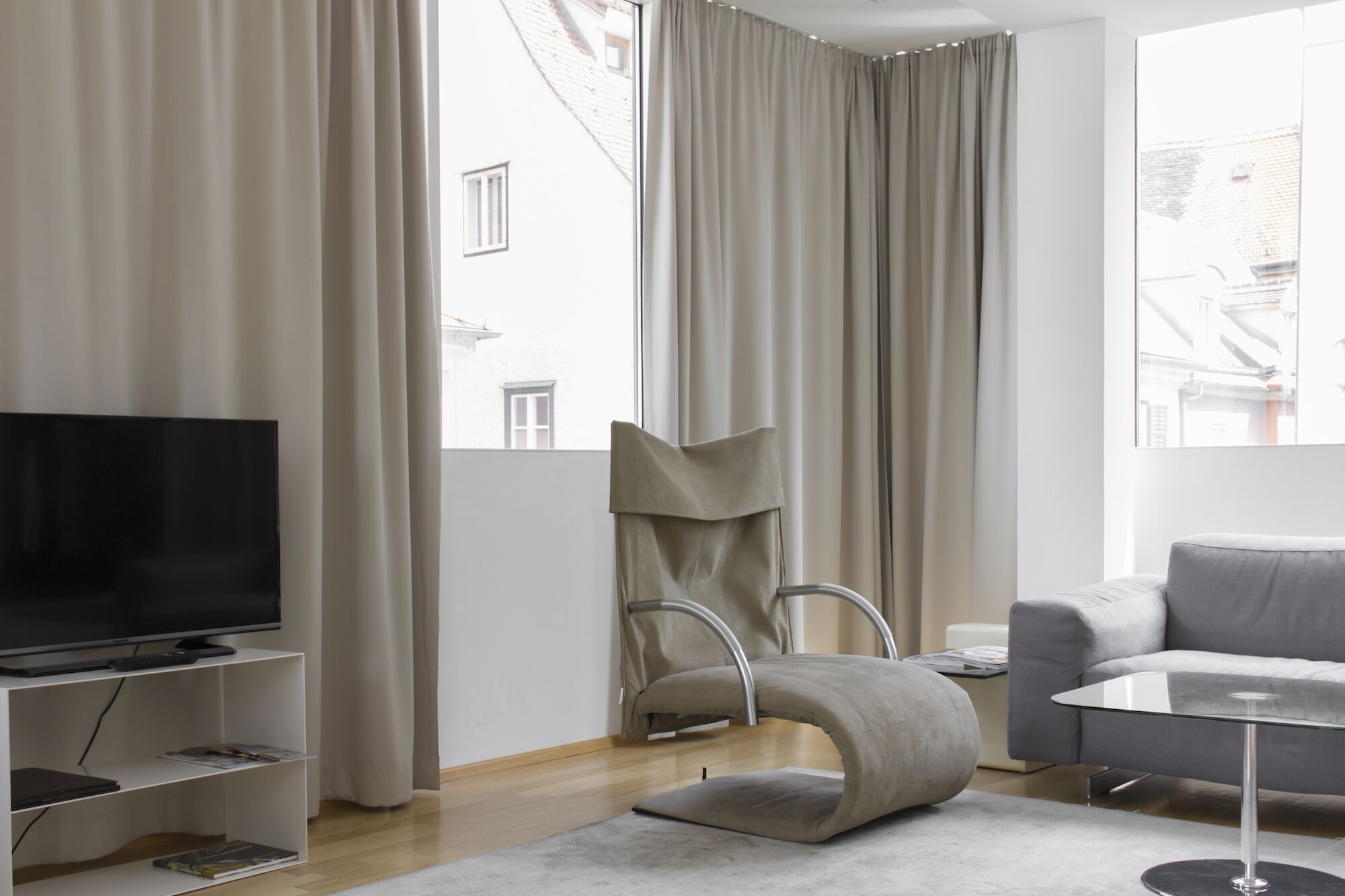Superior-Apartment | Wohnbereich | 60-Zoll-Flachbildfernseher mit Kabelempfang, Fernseher