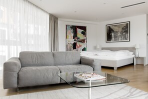 Departamento Confort | Área de sala de estar | Televisión de pantalla plana de 60 pulgadas con canales por cable 