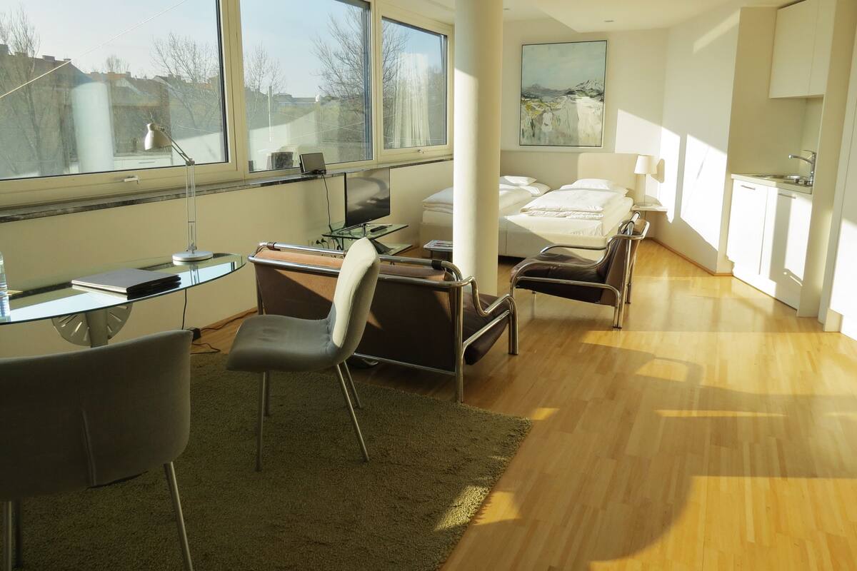 Apartamento clássico | Roupas de cama premium, edredons de pluma, cofres nos quartos
