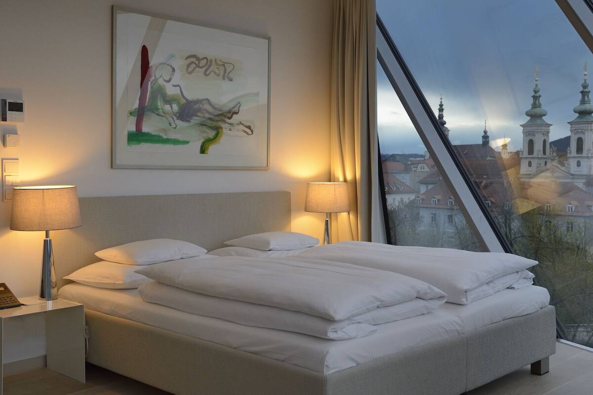 Apartamento executivo | Roupas de cama premium, edredons de pluma, cofres nos quartos