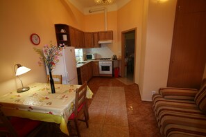 Appartement | Cuisine privée | Grand réfrigérateur, micro-ondes, four, plaque de cuisson