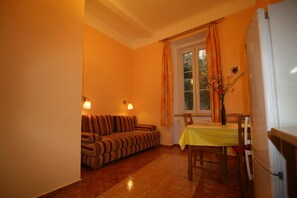 Apartamento | Cocina privada | Frigorífico grande, microondas, horno y placa de cocina