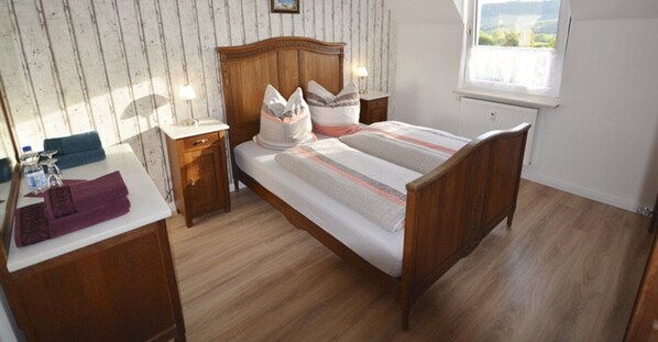 Double Room, Shared Bathroom (Heimberg / Leinetal Room) | Minibar, soundproofing, free WiFi