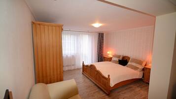 Double Room, Shared Bathroom (Kamin Room) | Minibar, soundproofing, free WiFi