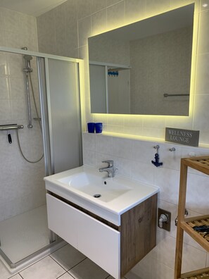 Dusche, Haartrockner, Toilettenpapier