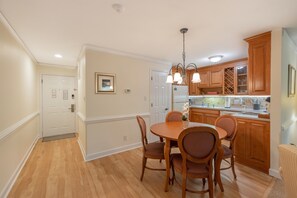Dining - Premium Lakeview 1 BR in
Kingsmill Resort-Clean-
Shuttle to Grand Illumination (Williamsburg)