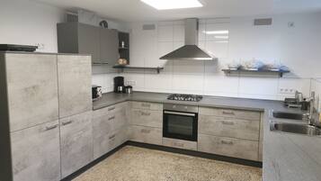 KĂŒhlschrank, Mikrowelle, Ofen, GeschirrspĂŒler