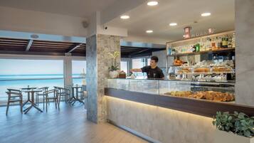 Ein modernes Café mit Marmorzauber, Sitzgelegenheiten und Blick auf das Meer.