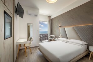 Quarto casal standard, sacada, vista para o mar | Cofres nos quartos, escrivaninha, cortinas blackout, Wi-Fi de cortesia