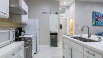 Réfrigérateur, micro-ondes, plaque de cuisson, cafetiÚre/bouilloire